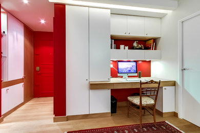 パリにあるトランジショナルスタイルのおしゃれなホームオフィス・書斎の写真
