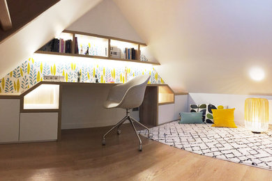 Réalisation d'un bureau nordique de taille moyenne avec un mur blanc, parquet clair, aucune cheminée, un bureau indépendant et un sol beige.