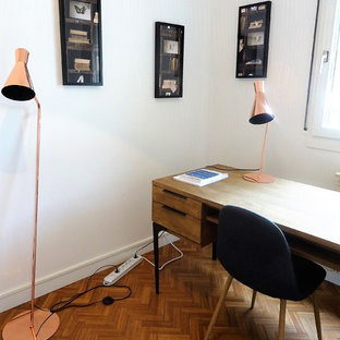 Inspiration för mellanstora exotiska hemmabibliotek, med vita väggar, ett fristående skrivbord, mellanmörkt trägolv och brunt golv