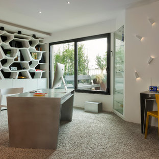 Exemple d'un grand bureau tendance avec un mur blanc, moquette, un bureau indépendant, aucune cheminée et un sol gris.