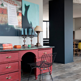 Aménagement d'un bureau industriel de taille moyenne avec un mur gris, un sol en bois foncé, aucune cheminée et un bureau indépendant.