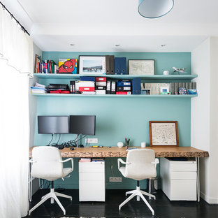 Réalisation d'un bureau design de taille moyenne avec un sol en bois peint, un bureau indépendant, un sol noir et un mur blanc.
