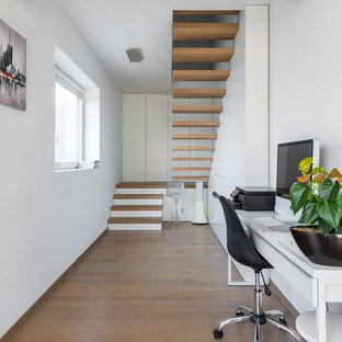 Aménagement d'un bureau scandinave de taille moyenne avec un mur blanc, un bureau indépendant et un sol en bois brun.