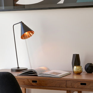 Idées déco pour un bureau contemporain avec un mur blanc et un bureau indépendant.