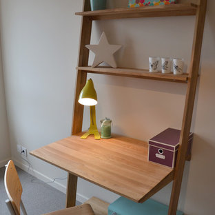 Kleines Skandinavisches Arbeitszimmer ohne Kamin mit Arbeitsplatz, beiger Wandfarbe, Linoleum, freistehendem Schreibtisch und grauem Boden in Straßburg