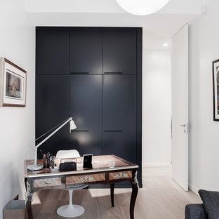 Inspiration pour un bureau traditionnel de taille moyenne avec un mur blanc, un sol en bois clair, aucune cheminée et un bureau indépendant.