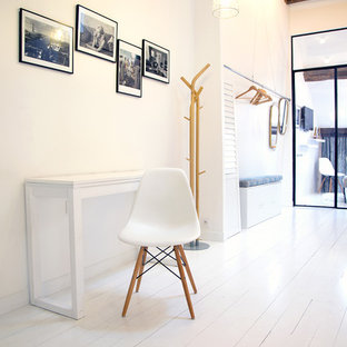 Aménagement d'un bureau scandinave de taille moyenne avec un mur blanc, un sol en bois peint et un bureau indépendant.