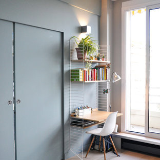 Idées déco pour un petit bureau contemporain avec un mur bleu, un sol en bois clair et un bureau indépendant.
