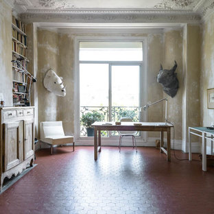 Réalisation d'un grand bureau méditerranéen avec un mur beige, un sol en carreau de terre cuite, aucune cheminée et un bureau indépendant.