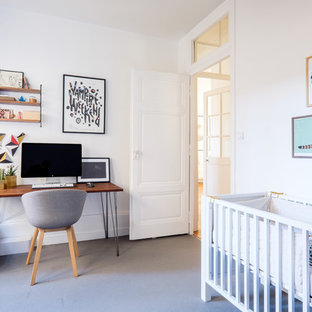Idées déco pour un bureau scandinave avec un mur blanc, moquette, un bureau indépendant et un sol gris.