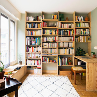 Cette photo montre un bureau tendance avec un mur gris, un sol en bois brun, un bureau indépendant et un sol marron.