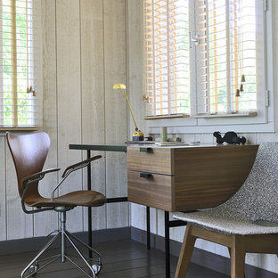 Cette image montre un bureau marin de taille moyenne avec un mur beige, un sol en bois peint et un bureau indépendant.