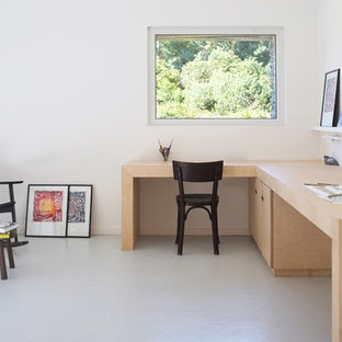 Inspiration pour un bureau nordique de taille moyenne avec un mur blanc et un bureau indépendant.