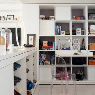 Réalisation d'un petit bureau nordique avec un mur blanc, un bureau intégré et un sol beige.