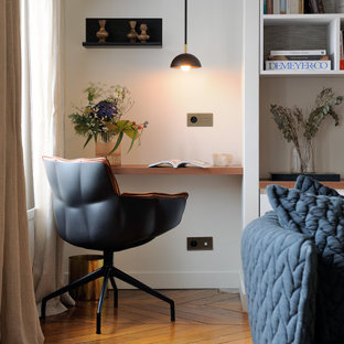 Idée de décoration pour un bureau design avec un mur blanc, un sol en bois brun, un bureau intégré et un sol marron.