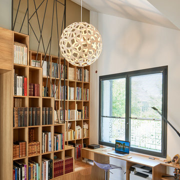 bibliothèque avec escalier intégré et garde-corps en acier très design