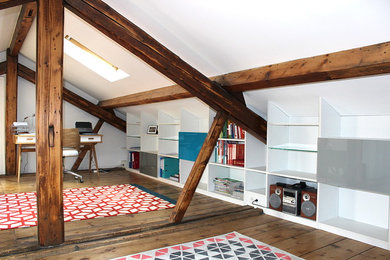 Großes Mid-Century Lesezimmer mit weißer Wandfarbe, hellem Holzboden, freistehendem Schreibtisch und braunem Boden in Clermont-Ferrand