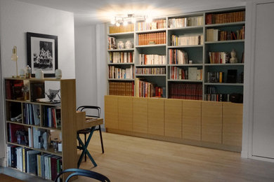 Inspiration pour un bureau design de taille moyenne avec une bibliothèque ou un coin lecture, un mur beige, un sol en bois brun, aucune cheminée et un bureau indépendant.