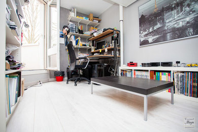 Exemple d'un bureau moderne de taille moyenne avec un mur gris, parquet clair, aucune cheminée et un bureau indépendant.