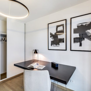 Inspiration pour un bureau design de taille moyenne avec un mur blanc, un sol en bois clair, un bureau indépendant et aucune cheminée.