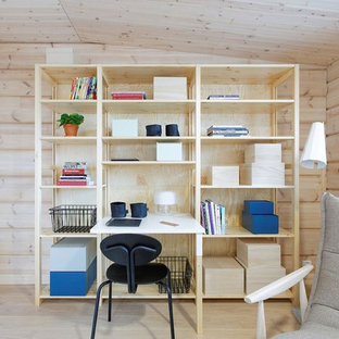 Inspiration pour un bureau nordique de taille moyenne avec un mur beige, un sol en bois clair et un bureau indépendant.