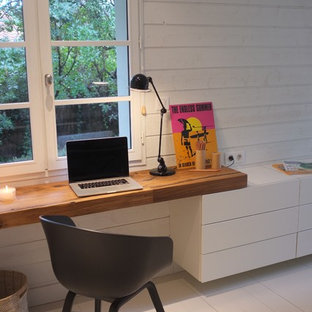 Idées déco pour un bureau bord de mer avec un mur blanc, un sol en bois peint et un bureau intégré.