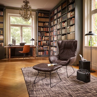 Idée de décoration pour un grand bureau tradition avec un sol en bois clair, un bureau indépendant, un mur vert et aucune cheminée.