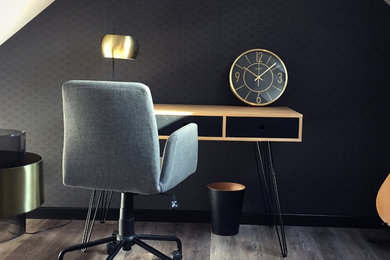 Idée de décoration pour un petit bureau vintage avec un mur noir, un sol en vinyl, aucune cheminée, un bureau indépendant et un sol multicolore.