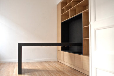 Idée de décoration pour un grand bureau design avec un mur blanc, un bureau intégré et parquet clair.