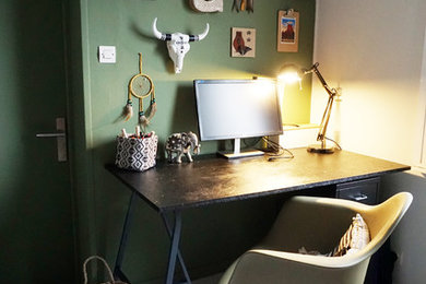 Diseño de despacho contemporáneo pequeño sin chimenea con biblioteca, paredes verdes, suelo laminado, escritorio independiente y suelo blanco
