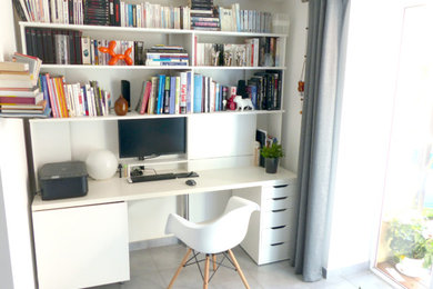 Cette photo montre un petit bureau éclectique avec une bibliothèque ou un coin lecture et un bureau intégré.