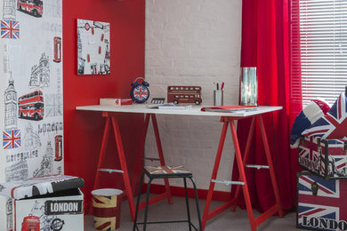 На фото: рабочее место среднего размера в современном стиле с красными стенами, полом из винила и встроенным рабочим столом без камина