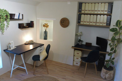 Cette photo montre un petit bureau scandinave avec un mur beige, parquet clair et un bureau indépendant.