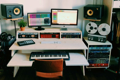 Cette image montre un petit bureau minimaliste de type studio avec un bureau indépendant.