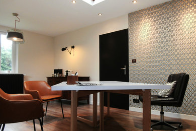 Exemple d'un bureau tendance de taille moyenne avec un mur beige, parquet foncé et un bureau indépendant.