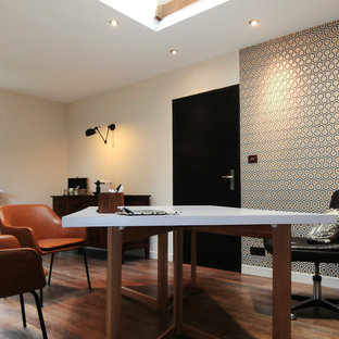 Exemple d'un bureau tendance de taille moyenne avec un mur beige, un sol en bois foncé et un bureau indépendant.