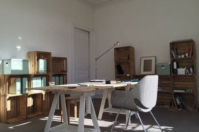 Aménagement d'un bureau contemporain de taille moyenne avec un mur bleu, moquette et un bureau indépendant.