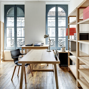 Idées déco pour un bureau contemporain de taille moyenne avec un bureau indépendant.