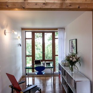 Idée de décoration pour un bureau design de taille moyenne avec un bureau indépendant.