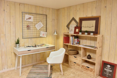 Idée de décoration pour un bureau de taille moyenne avec parquet clair.