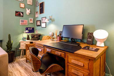 他の地域にあるお手頃価格の中くらいなミッドセンチュリースタイルのおしゃれなホームオフィス・書斎 (青い壁、ラミネートの床、暖炉なし、自立型机、ベージュの床) の写真