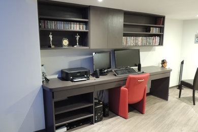 Exemple d'un grand bureau tendance avec un mur blanc et un sol en linoléum.