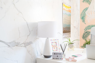 Foto de despacho ecléctico de tamaño medio con paredes multicolor, suelo de cemento y escritorio independiente