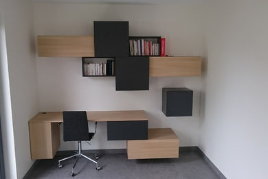 Idée de décoration pour un bureau minimaliste avec un bureau indépendant.