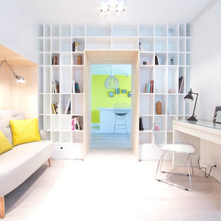Idées déco pour un grand bureau scandinave avec un mur blanc, un bureau indépendant et un sol en bois clair.