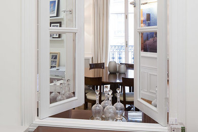 パリにある広いトランジショナルスタイルのおしゃれなホームオフィス・書斎の写真
