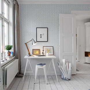 Idées déco pour un grand bureau contemporain avec un mur bleu, un sol en bois peint et un bureau indépendant.