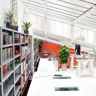 Idées déco pour un très grand bureau contemporain avec un mur blanc et un bureau indépendant.