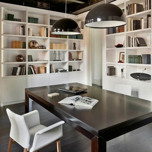 Réalisation d'un bureau design de taille moyenne avec un mur blanc, un sol en bois foncé et un bureau indépendant.