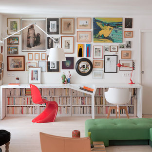 Idée de décoration pour un petit bureau design avec un mur blanc, un sol en bois clair et un bureau intégré.